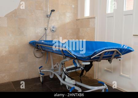 Douche médicale, équipement de bain pour handicapés et handicapés, chariot de douche pour handicapés lit mobile Banque D'Images