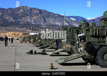 Une ligne de Strykers attend des améliorations de la station d'armes à distance commune Javelin et de la station d'armes à distance commune 8 février à fort Carson, Colorado. Le fianlage du nouveau système, qui remplace la Station d'armes à distance, s'inscrit dans un effort plus important pour donner aux Strykers des capacités plus létales. (É.-U. Photo de l'armée par le Sgt. Gabrielle Pena) Banque D'Images