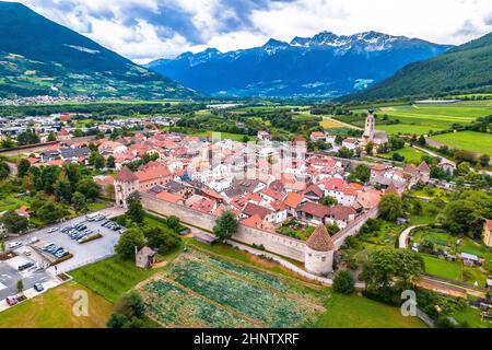 Village fortifié de Glorenza ou Glurns à Val Venosta vue aérienne.Région du Trentin en Italie. Banque D'Images