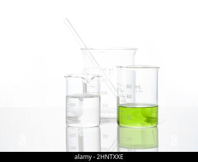 Liquide sulfate de fer (II) dans le bécher.Gros plan sur l'ingrédient chimique sur la table de laboratoire blanche.Vue latérale Banque D'Images