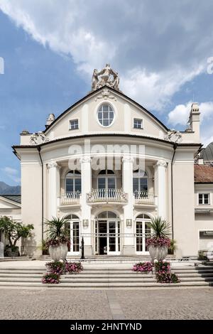 Le Kurhaus de Meran est un bâtiment célèbre et un symbole de la ville de Merano dans le Tyrol du Sud, dans le nord de l'Italie Banque D'Images