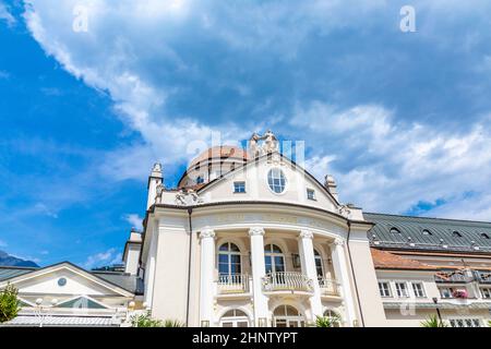 Le Kurhaus de Meran est un bâtiment célèbre et un symbole de la ville de Merano dans le Tyrol du Sud, dans le nord de l'Italie Banque D'Images