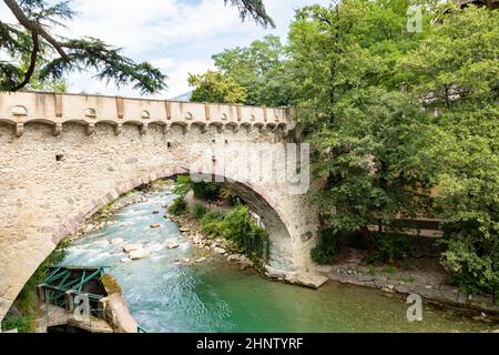 Vue sur le célèbre pont Steinerner Steg / Ponte Romano, un pont en pierre à deux arcades traversant le Passer à Merano, Tyrol du Sud, Ital du Nord Banque D'Images