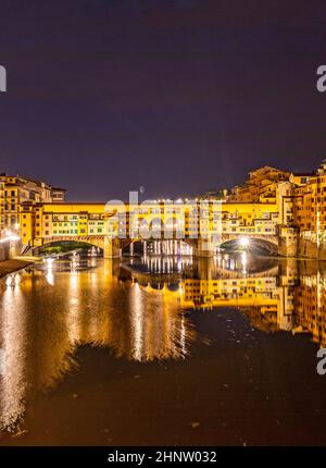 Célèbre Ponte Veccio historique à Florence, sur la rivière Arno Banque D'Images