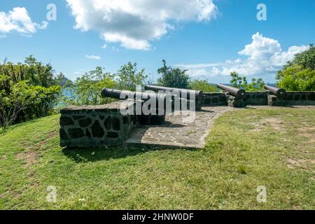 Canons médiévale sur la colline de Fort Hamilton sur l'île de Bequia, St Vincent et les Grenadines, Petites Antilles, Caraïbes. Banque D'Images