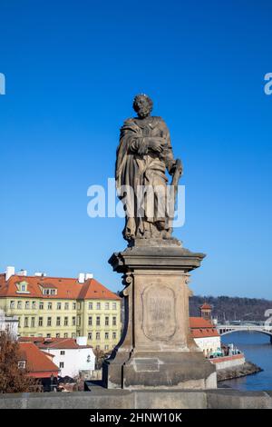 Gare de saint jude Thaddeus sur le pont Charles, un célèbre pont historique qui traverse la Vltava à Prague, en République tchèque. Banque D'Images