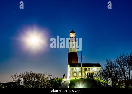 Montauk point Phare lumineux avec lune brillent la nuit, long Island, New York, comté de Suffolk Banque D'Images