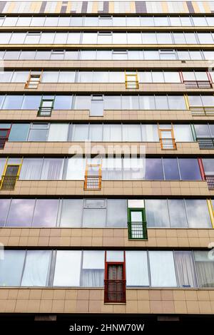 Façade d'un immeuble d'appartements de grande hauteur avec balcons vitrés dans la ville de Moscou Banque D'Images