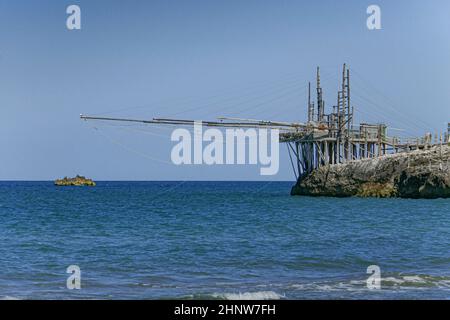 Trabucco ancienne plate-forme de la structure de pêche dans la région de Vieste Pouilles Gargano Peninsula Puglia, Italie du Sud Banque D'Images