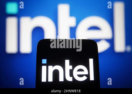 Ukraine. 17th févr. 2022. Dans cette illustration, le logo Intel Corporation apparaît sur l'écran d'un smartphone et en arrière-plan. Crédit : SOPA Images Limited/Alamy Live News Banque D'Images