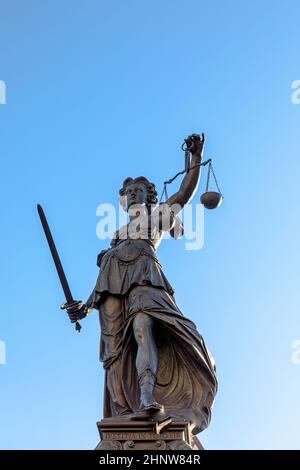 Justitia (Lady Justice) Skulptur au Roemerberg de Francfort, construit en 1887. Banque D'Images