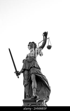 Justitia (Lady Justice) Skulptur au Roemerberg de Francfort, construit en 1887. Banque D'Images