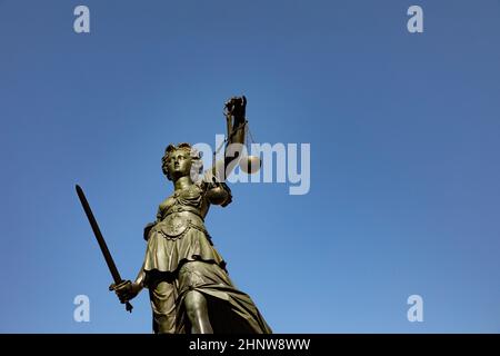 madame la justice avec l'épée et l'échelle symbolise la justice Banque D'Images