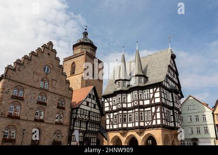 Alsfeld, Allemagne - 25 juin 2021 : célèbre hôtel de ville et maisons historiques à colombages sur la place centrale d'Alsfeld, allemagne. Banque D'Images