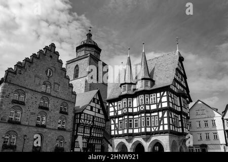 Alsfeld, Allemagne - 25 juin 2021 : célèbre hôtel de ville et maisons historiques à colombages sur la place centrale d'Alsfeld, allemagne. Banque D'Images