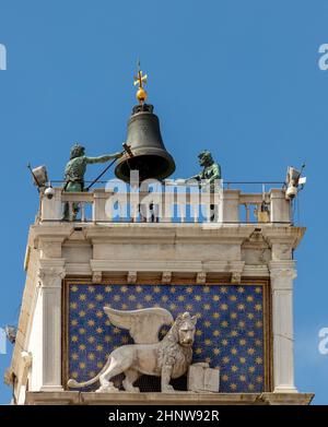 Venise, horloge et clocher de style Renaissance sur la place Saint-Marc avec les statues appelées Mori di Venezia, site du patrimoine mondial de l'UNESCO, Venise, ITA Banque D'Images