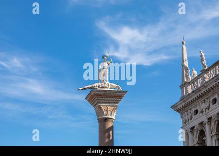 Sculpture de la Sarthe Teodor - le premier patron de Venise debout sur un dragon gagné par elle.Il est établi en haut de la colonne sur la Piazza San Marco, Venise, I Banque D'Images