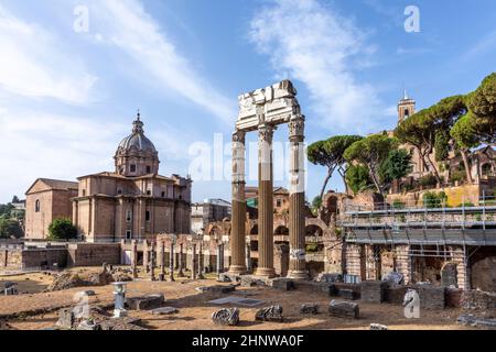 Vue panoramique sur le Forum romain de Rome, Italie.Monuments célèbres dans le monde entier en Italie pendant la journée ensoleillée d'été. Banque D'Images