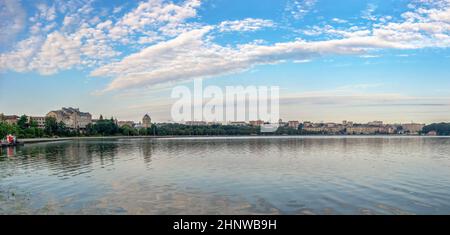 Ternopil, Ukraine 06.07.2021.Vue sur l'étang de Ternopil et le remblai le matin de l'été Banque D'Images