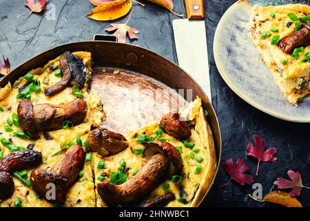 Tarte d'automne aux champignons de la forêt.Couper le morceau de quiche aux champignons Banque D'Images