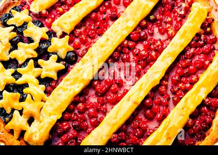 Tarte maison appétissante aux raisins de Corinthe rouges et noirs. Dessert sucré. Drapeau américain. Tarte aux baies des États-Unis. Banque D'Images