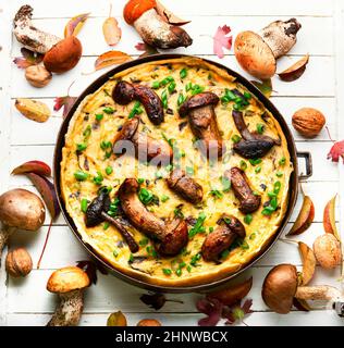 Tarte d'automne aux champignons de la forêt. Tarte ouverte maison Banque D'Images