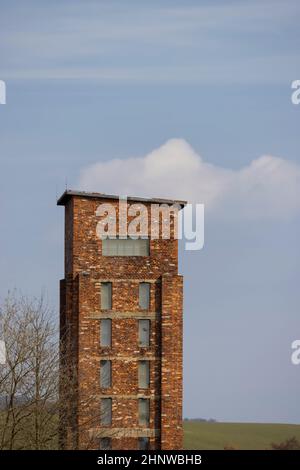 Tour rouge de la mort, site de l'UNESCO avec inscription en langue tchèque 'Ruda vez smrti' un monument national à Dolni Zdar près d'Ostrov, Bohême occidentale, cz Banque D'Images