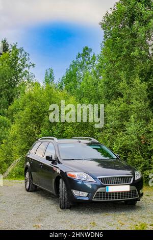 Ford Mondeo bleu foncé. Avec la voiture en vacances à Hemsedal en Norvège. Banque D'Images