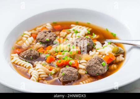 bouillon avec boulettes de foie, carottes et pâtes Banque D'Images