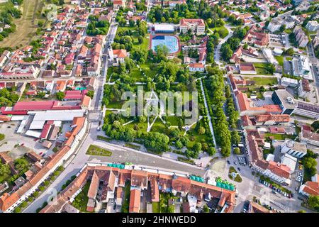 Ville de Koprivnica centre ville vue panoramique aérienne, région de Podravina en Croatie Banque D'Images