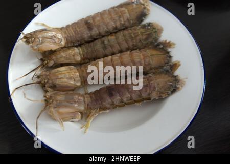 écrevisses ou crevettes mantis cuites à la vapeur ou stomatopodes sur une assiette blanche Banque D'Images