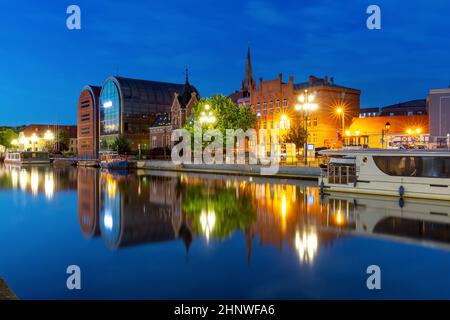 Panorama de la vieille ville avec réflexion dans la rivière Brda la nuit, Bydgoszcz, Pologne Banque D'Images