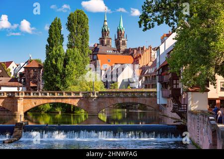 Église ensoleillée et pont sur la rivière Pegnitz dans la vieille ville de Nurnberg, est de la Bavière, Allemagne Banque D'Images