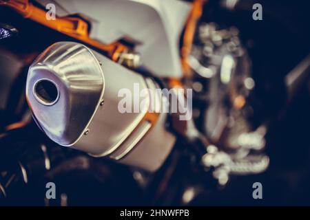 Gros plan sur un nouveau tuyau d'échappement de moto. Banque D'Images