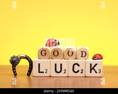 Bonne chance sur les blocs de bois et la décoration sur un fond jaune, le concept du nouvel an ou de l'anniversaire Banque D'Images