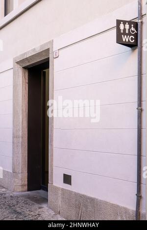 panneau de toilettes pour personnes handicapées sur le mur dans un centre-ville Banque D'Images