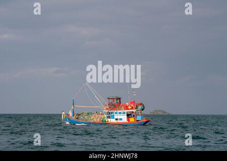 bateau de pêche local en bois à l'océan en Thaïlande Banque D'Images