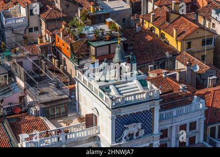 Vue sur le célèbre clocher de la place San Marco à Venise, Italie Banque D'Images