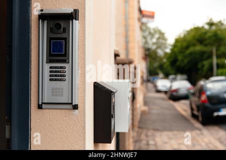 Panneau d'appel intercom argent et caméra vidéo à l'entrée d'une maison privée Banque D'Images