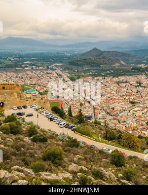 Vue aérienne sur le paysage urbain depuis le fort de palamidi de la ville de nafplion, péloponnèse, grèce Banque D'Images