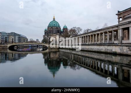 Vue sur le Berliner Dom (cathédrale de Berlin), une église évangélique allemande monumentale et tombeau dynastique sur l'île des musées de Berlin, Allemagne Banque D'Images