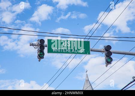 Début de l'autoroute US 1 à Key West à Whitehead Street sous le ciel bleu avec feu de circulation Banque D'Images