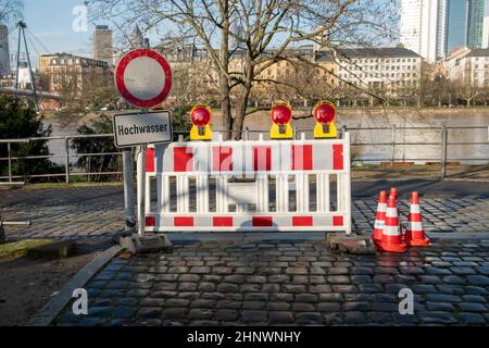 Panneau stop inondation à la rivière à Francfort, Allemagne Banque D'Images