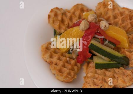 gaufres végétaliennes avec fruits, légumes et pâte de farine d'amande sur fond blanc. Banque D'Images