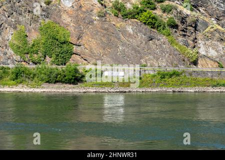 Le Lorelei (Loreley) un rocher d'ardoise abrupt sur la rive droite du Rhin dans la gorge du Rhin (ou Rhin moyen) à Sankt Goarshausen en en Allemagne. Banque D'Images