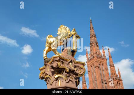 Golden Nassau Lion sur Marktbrunnen à Wiesbaden, Allemagne avec le sommet de Marktkirche - église du marché Banque D'Images