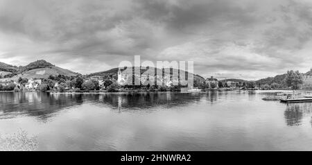 Vue panoramique sur le Bullay dans la vallée de la Moselle avec vignobles et rivière calme Banque D'Images