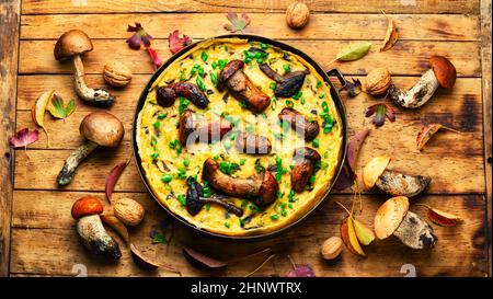 Tarte d'automne aux champignons de la forêt sur une table rustique en bois Banque D'Images