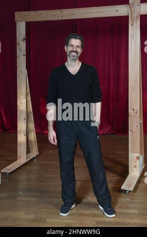 Berlin, Allemagne. 28th janvier 2022. L'acteur suisse Pasquale Alaardi répète à l'école de danse et d'action de Stagefactory pour son programme « Grand Prix » au Tipi am Kanzleramt. On peut le voir du 26 février au 27 mars 2022. (À dpa 'Pasquale Aleardi: L'observation du Grand Prix a donné de l'agitation familiale') Credit: Jens Kalaene/dpa-Zentralbild/dpa/Alay Live News Banque D'Images