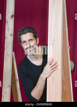 Berlin, Allemagne. 28th janvier 2022. L'acteur suisse Pasquale Alaardi répète à l'école de danse et d'action de Stagefactory pour son programme « Grand Prix » au Tipi am Kanzleramt. On peut le voir du 26 février au 27 mars 2022. (À dpa 'Pasquale Aleardi: L'observation du Grand Prix a donné de l'agitation familiale') Credit: Jens Kalaene/dpa-Zentralbild/dpa/Alay Live News Banque D'Images